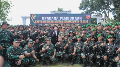 Gubernur dan Bupati saat foto bersama deng TNI AD