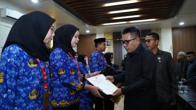 Wawali Tidore saat menyerahkan SK