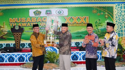 Penyerahan piala bergilir MTQ tingkat provinsi Maluku Utara