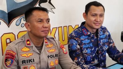 Kasubdit Gakkum Ditpolairud Polda Maluku Utara, AKBP Agus Supriadi didampingi Kasi Sidik Kompol Riki Arinanda (Foto_Ier)