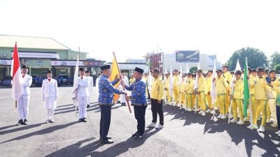 Penyerahan pataka dari Wali Kota Ternate kepada Ketua Kontingen Porprov Kota Ternate