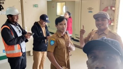 Petugas Badan Pengelolaan Pajak dan Retribusi Daerah (BP2RD) Kota Ternate saat menyambangi Kapal Pelni yang berada di dermaga Ahmad Yani Ternate (foto BP2RD)