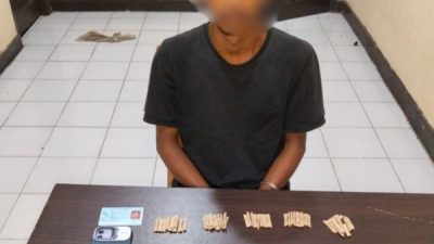 Terduga pelaku beserta barang bukti tembakau sintetis telah diamankan polisi untuk pemeriksaan lebih lanjut (istimewa)
