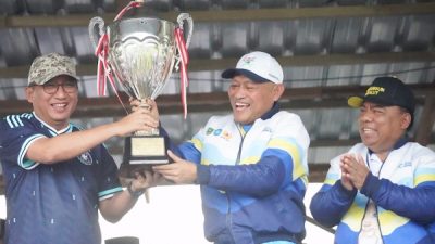 Wali Kota Ternate, Dr H M Tauhid Soleman menerima piala bergilir Porprov V Maluku Utara