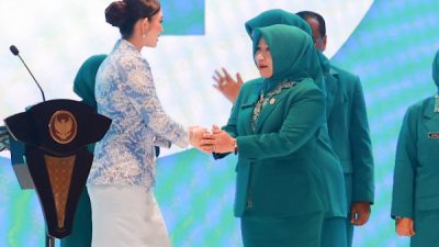 Ketua Umum Dekranas, Selvi Gibran Rakabuming menyalami Ketua TP-PKK Kota Ternate, Ny Hj Marliza M Tauhid pada peringatan HKG sekaligus syukuran HUT ke-46 Dekranas (foto_ongky)