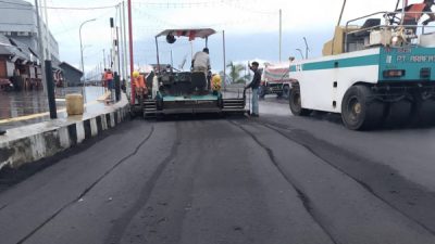 Pekerjaan proyek overlay yang dikerjakan Dinas PUPR baru-baru ini di sejumlah jalan dalam wilayah Kota Ternate (foto_ist)