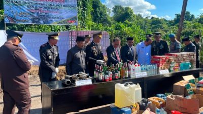 Pemusnahan dilakukan usai upacara Hari Bhayangkara ke-80 di halaman Kantor Bupati Halmahera Tengah (istimewa)