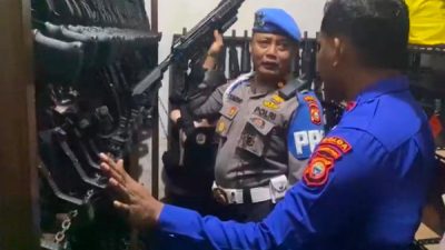 Personel Bidpropam Polda Maluku Utara memeriksa kondisi senjata api organik dan kelengkapan administrasi milik personel Ditpolairud Polda Malut di Markas Ditpolairud, Ternate (istimewa)