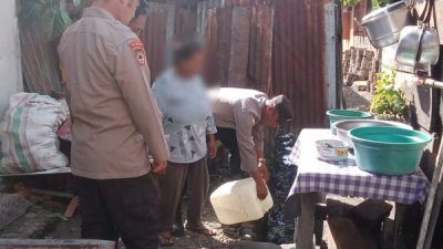 Personel Polsek Obi Selatan memusnahkan satu jeriken berisi sekitar 25 liter minuman keras tradisional jenis cap tikus yang ditemukan saat razia di Desa Wayaloar, Kecamatan Obi Selatan (ist)