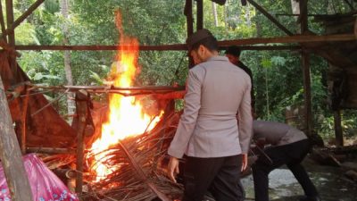 Personel Polsek Taliabu Timur Selatan membongkar dan memusnahkan tempat produksi minuman keras tradisional jenis sopi di Desa Sofan, Kabupaten Pulau Taliabu (istimewa)