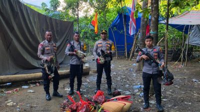 Personel Polsubsektor Weda Tengah membongkar arena sabung ayam dan mengamankan sejumlah barang bukti dalam operasi penertiban di Desa Lelilef Sawai, Kabupaten Halmahera Tengah (istimewa)