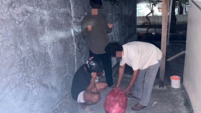 Personel Sat Intelkam Polres Ternate memperlihatkan barang bukti 22 kantong minuman keras ilegal jenis Cap Tikus