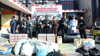 Polres Ternate memusnahkan barang bukti minuman keras dan narkotika hasil sitaan selama enam bulan terakhir (istimewa)
