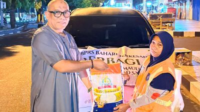 BPRS Bahari Berkesan Bagikan Beras untuk Penyapu Jalan di Ternate