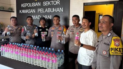 Barang bukti 113 botol minuman keras tradisional jenis Cap Tikus yang diamankan dari KM Permata Obi saat bersandar di Pelabuhan Ahmad Yani (istimewa)
