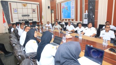 Bupati saat rapat bersama Dinas terkait (ft_cocon)