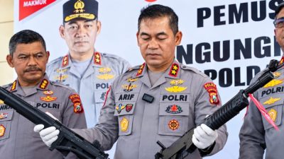 Kapolda Maluku Utara Irjen Pol. Arif Budiman menunjukkan barang bukti berupa tiga pucuk senjata api ilegal (Foto Indotimur)