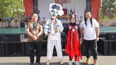 Para pemenang Best Costume Nusantara Raya Run Fort to Fort di Kota Ternate bersama Ketua Panitia Rakernas JKPI dan Direktur Eksekutif JKPI (foto_ist)