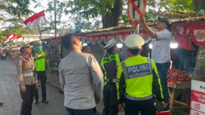 Pemasangan rambu lalu lintas dilarang parkir di sepanjang jalur pasar Higenis