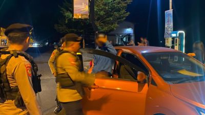 Personel Sat Samapta Polres Ternate memberikan imbauan kepada sejumlah pemuda saat membubarkan dugaan aksi balap liar di kawasan Bandara Kenanga
