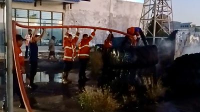 Petugas Damkar melakukan upaya pemadaman