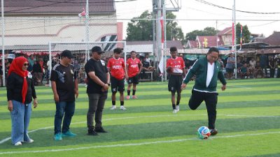 Sekda Kota Ternate, Dr Rizal Marsaoly melakukan tendangan perdana, sebagai penanda bergulirnya turnamen Mini Soccer Kota Baru (foto ongky)