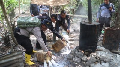 Seluruh barang bukti beserta peralatan penyulingan langsung dimusnahkan di lokasi guna mencegah kembali digunakan untuk aktivitas produksi miras ilegal (istimewa