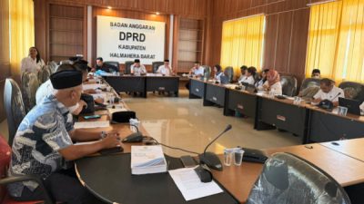 Suasana dalam Pambahasan Banggar dan TAPD di Kantor DPRD Halbar (foto ist)