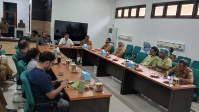 Bupati saat rapat dengan Dirut dan Nakes RSUD Weda (ft_ono)