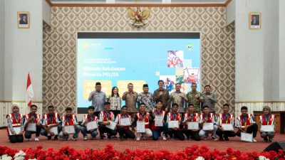 Wisudawan PELITA yang berasal dari Pulau Obi berfoto bersama Wakil Gubernur Sarbin Sehe dan Direktur Utama Harita Nickel Roy Arman Arfandy.