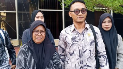 Jainab Mukaram, istri korban dugaan penganiayaan, didampingi kuasa hukumnya saat ditemui di depan Gedung Satreskrim Polres Ternate