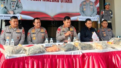 Kapolda Maluku Utara Irjen Pol Arif Budiman (tengah) memberikan keterangan pers terkait penangkapan tersangka kasus penyerangan dan pembakaran dalam konflik warga Desa Banemo dan Sibenpopo