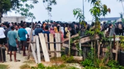 Ketegangan terjadi di Desa Banemo, Halmahera Tengah, Kamis pagi. Ratusan warga bersitegang dengan personel Brimob terkait penangkapan lima warga