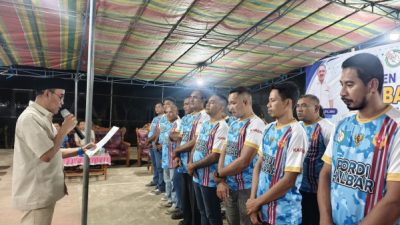 Ketua PORDI sekaligus Wakil Bupati Halbar Djufri Muhammad resmi melantik Kepengurusan Gardu Karepa desa Gamtala (foto Asirun)