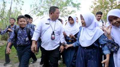 Para siswa mengajak Sekda untuk melihat secara langsung kondisi sekolah