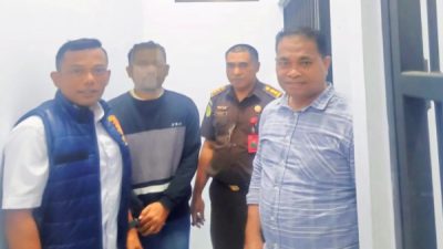 Penyidik Ditreskrimsus Polda Maluku Utara menyerahkan tersangka dan barang bukti kasus dugaan tindak pidana perbankan kepada JPU Kejari Ternate