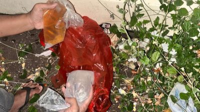 Personel URC Sat Reskrim Polres Ternate mengamankan 27 kantong plastik berisi miras jenis cap tikus dalam razia rutin di Kelurahan Sangaji, Kecamatan Ternate Utara, Foto istimewa