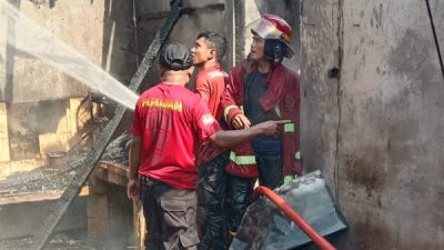 Petugas Damkar Ternate melalukan upaya pemadaman