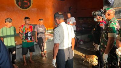 Petugas gabungan Lapas Kelas IIA Ternate bersama personel TNI-Polri melakukan penggeledahan di kamar hunian WBP perkara narkotika (Foto Istimewa)