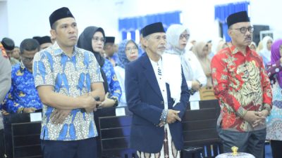 Bupati Halbar Yames Uang dengan Batik Motif Kemerahan Bersebelahan dengan Ketua DPRD Halbar Ibnu Saud Kadim dengan Batik Motif Kebiruan (foto Landa)