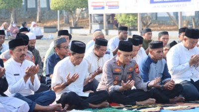Salat Istisqa di lapangan Kantor Bupati Halsel (fotogadry)