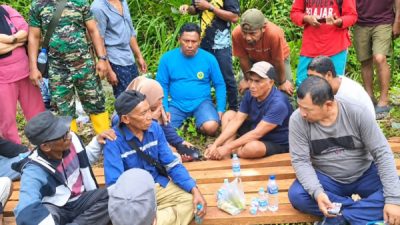 Sekda Halteng bersama warga saat menemukan korban dalam keadaan selamat