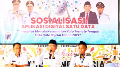 Wali Kota Ternate, Dr H M Tauhid Soleman didampingi Kabag Pemerintahan (kiri) dan Camat Ternate Tengah (kanan)