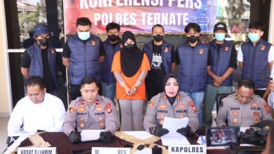 Kapolres Ternate AKBP Anita Ratna Yulianto (tengah) didampingi pejabat utama Polres Ternate memberikan keterangan pers