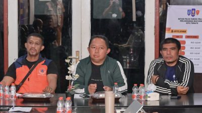 Ketua Posko Tanggap Darurat Bencana Karhutla sekaligus Sekda Kota Ternate, Dr Rizal Marsaoly (tengah) bersama Kepala Bappelitbangda (kanan) dan Kalak BPBD (kiri) (foto atu)