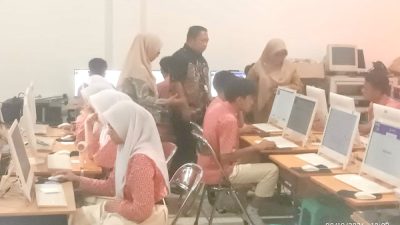 Sekda Kota Ternate memantau langsung pelaksanaan Pra TKA di SMA Negeri 8 Kota Ternate (foto lodja)