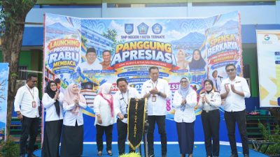 Sekda Ternate didampingi Kadis Pendidikan melaunching Gerakan Literasi Rabu Membaca (RM) di SMP Negeri 1 Kota Ternate (foto amat)