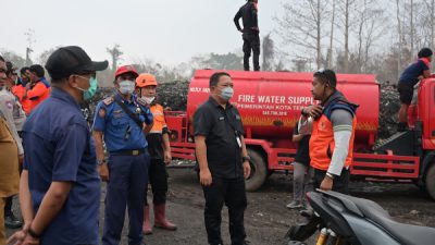Sekda Ternate terus memantau progres pemadaman api di lokasi TPA Takome (foto_atu)