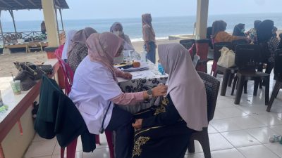 Tim gabungan Dinas Kesehatan bersama IDI Cabang Kota Ternate melakukan pemeriksaan kesehatan gratis bagi warga sekitar TPA Buku Deru-Deru Takome (foto indotimur)