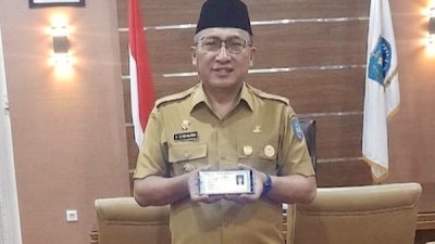 Wali Kota Ternate saat menunjukan E-KTP di Handphone